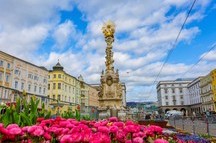 Dreifaltigkeitssaule statue at Hauptplatz square in Linz downtown, Austria Dreifaltigkeitssaule statue at Hauptplatz square in Linz downtown, Austria